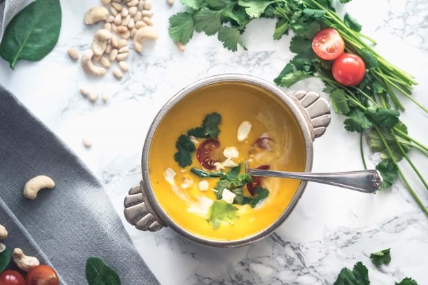 Skål med aspargessuppe